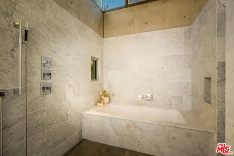 a view of entryway with a window