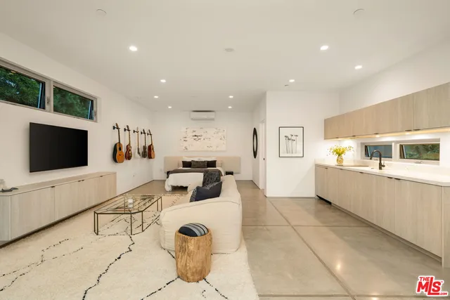 $9,600,000 | 1347 Palms Boulevard, Venice, CA 90291