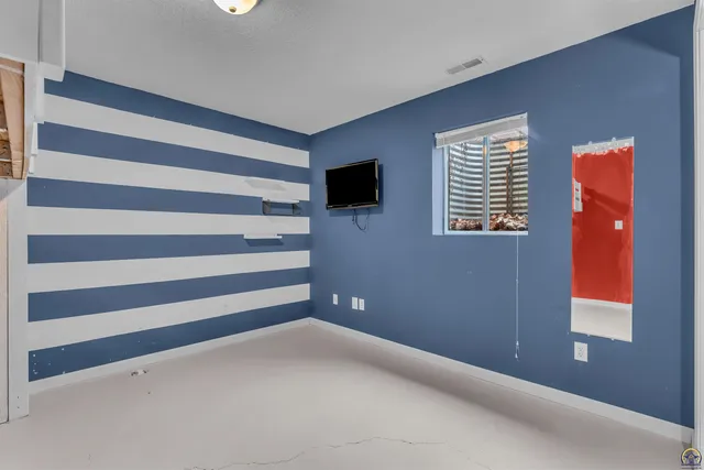 $258,950 | 630 Northwest Shorey Place, Topeka, KS 66608