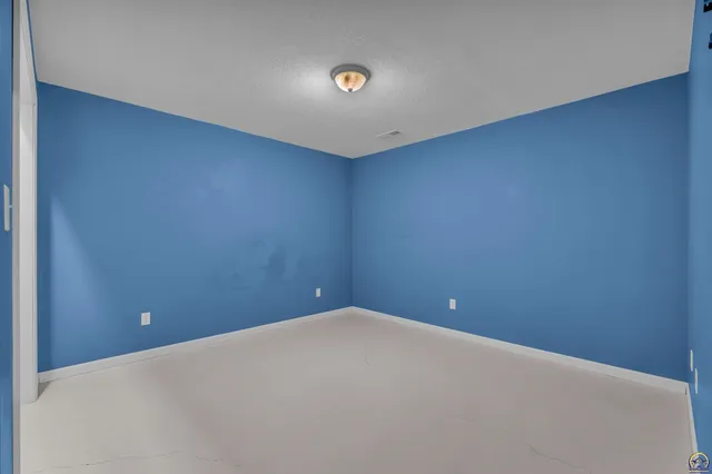 $258,950 | 630 Northwest Shorey Place, Topeka, KS 66608