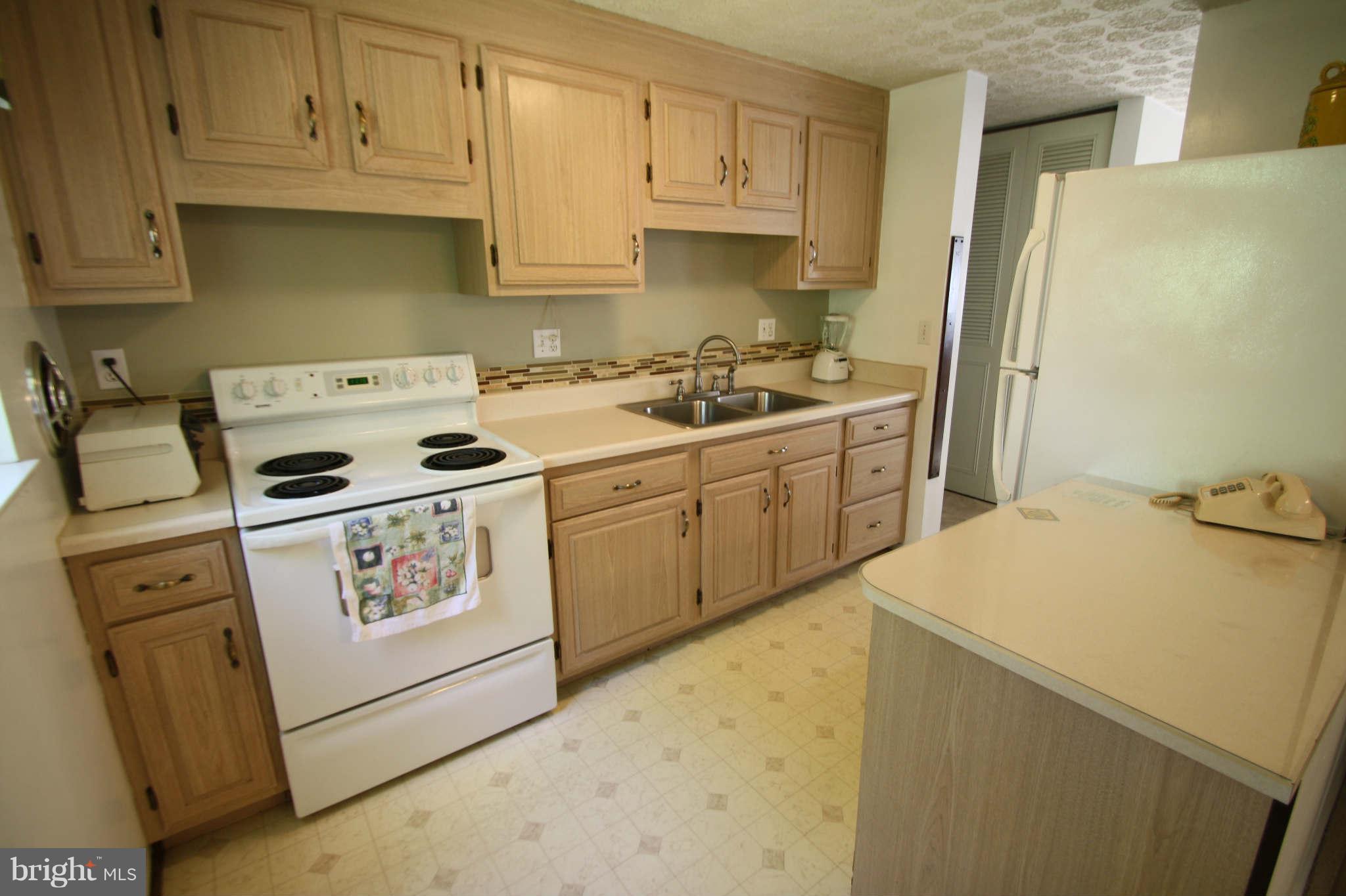 6110 Clinton Way Clinton, MD 20735 - Photo 2 of 16 Kitchen