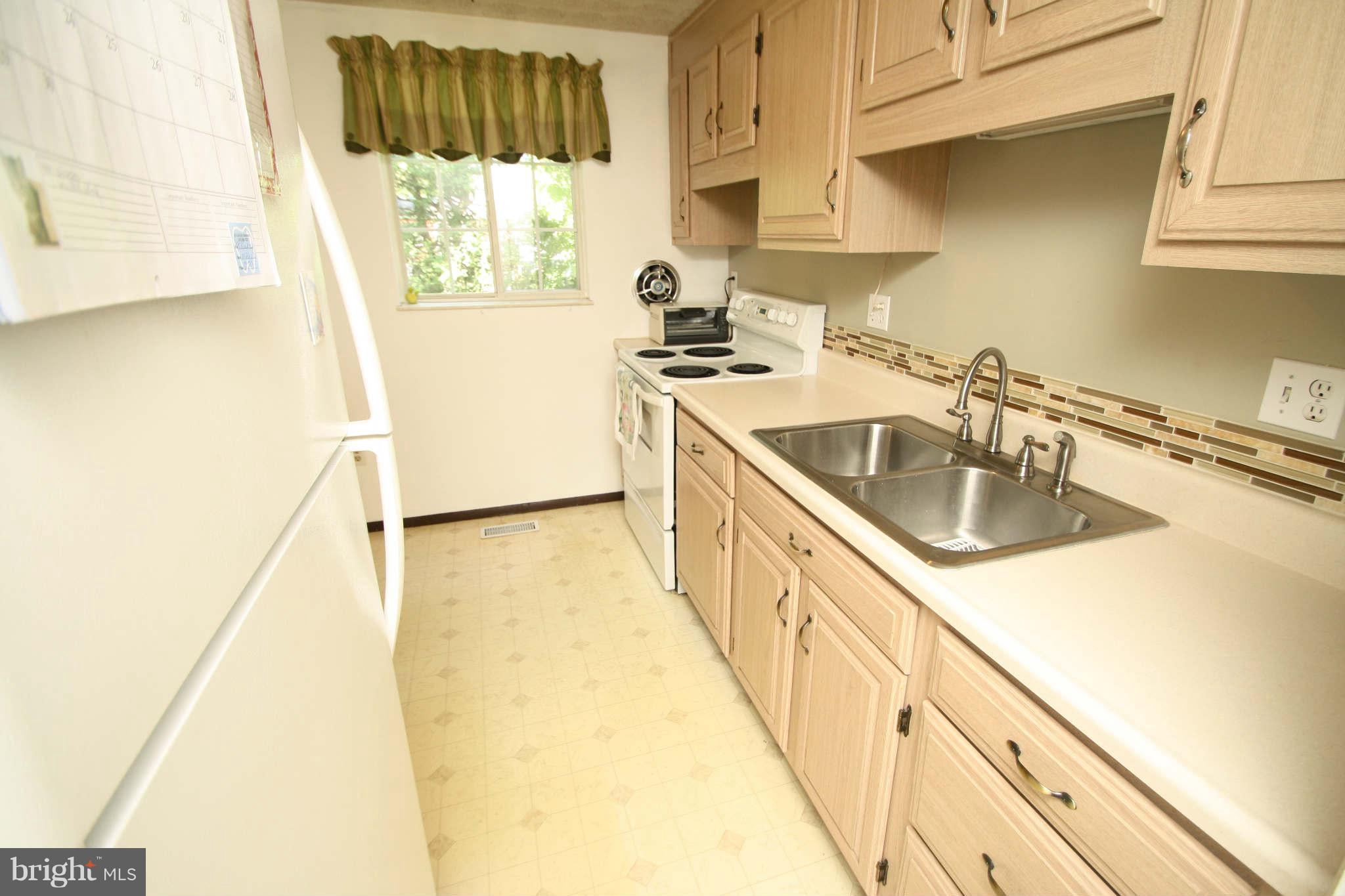 6110 Clinton Way Clinton, MD 20735 - Photo 3 of 16 Kitchen