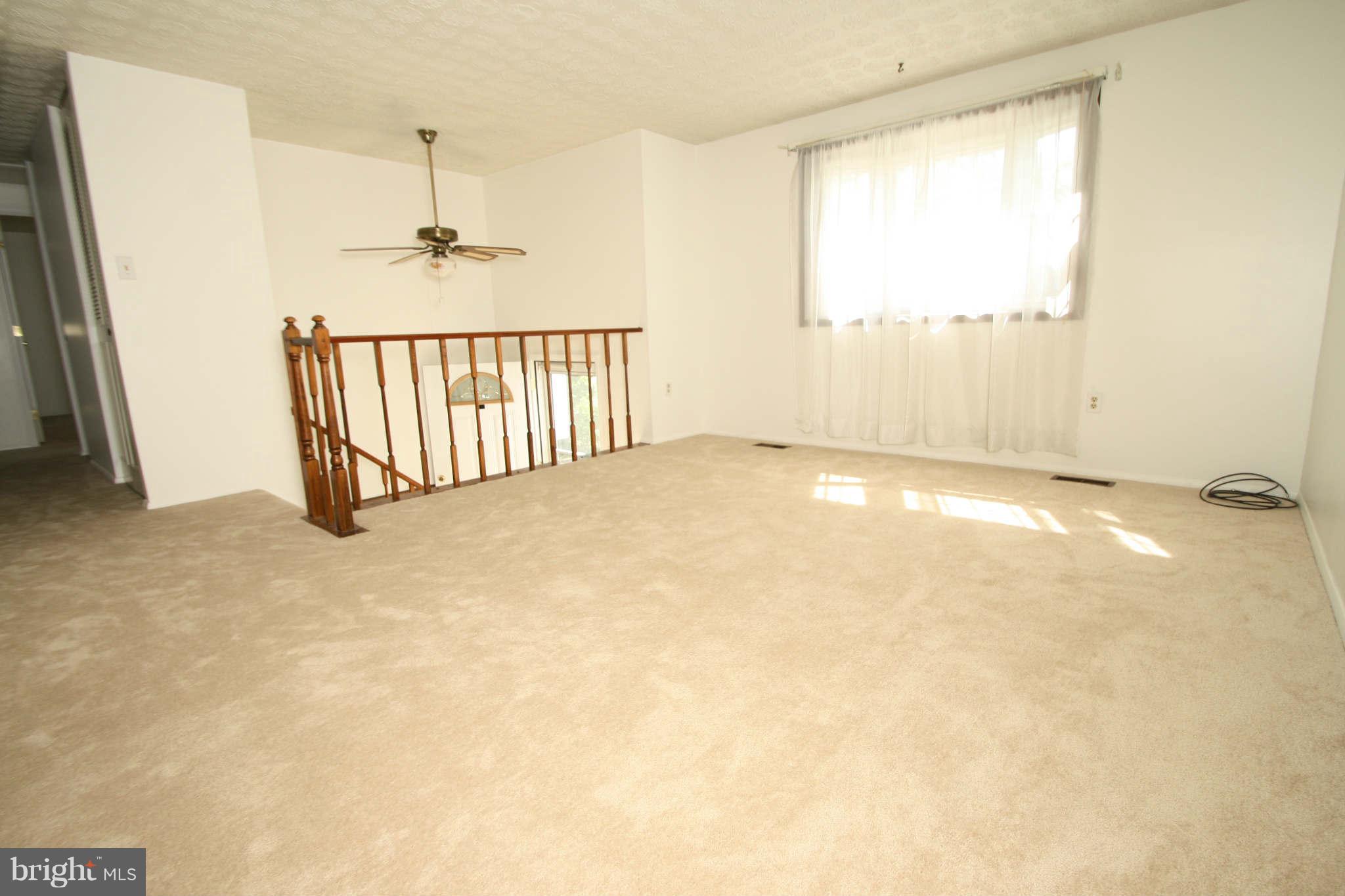 6110 Clinton Way Clinton, MD 20735 - Photo 4 of 16 Living Room