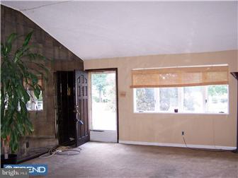 406 Maple Avenue Delanco, NJ 08075 - Photo 2 of 7 Living Room