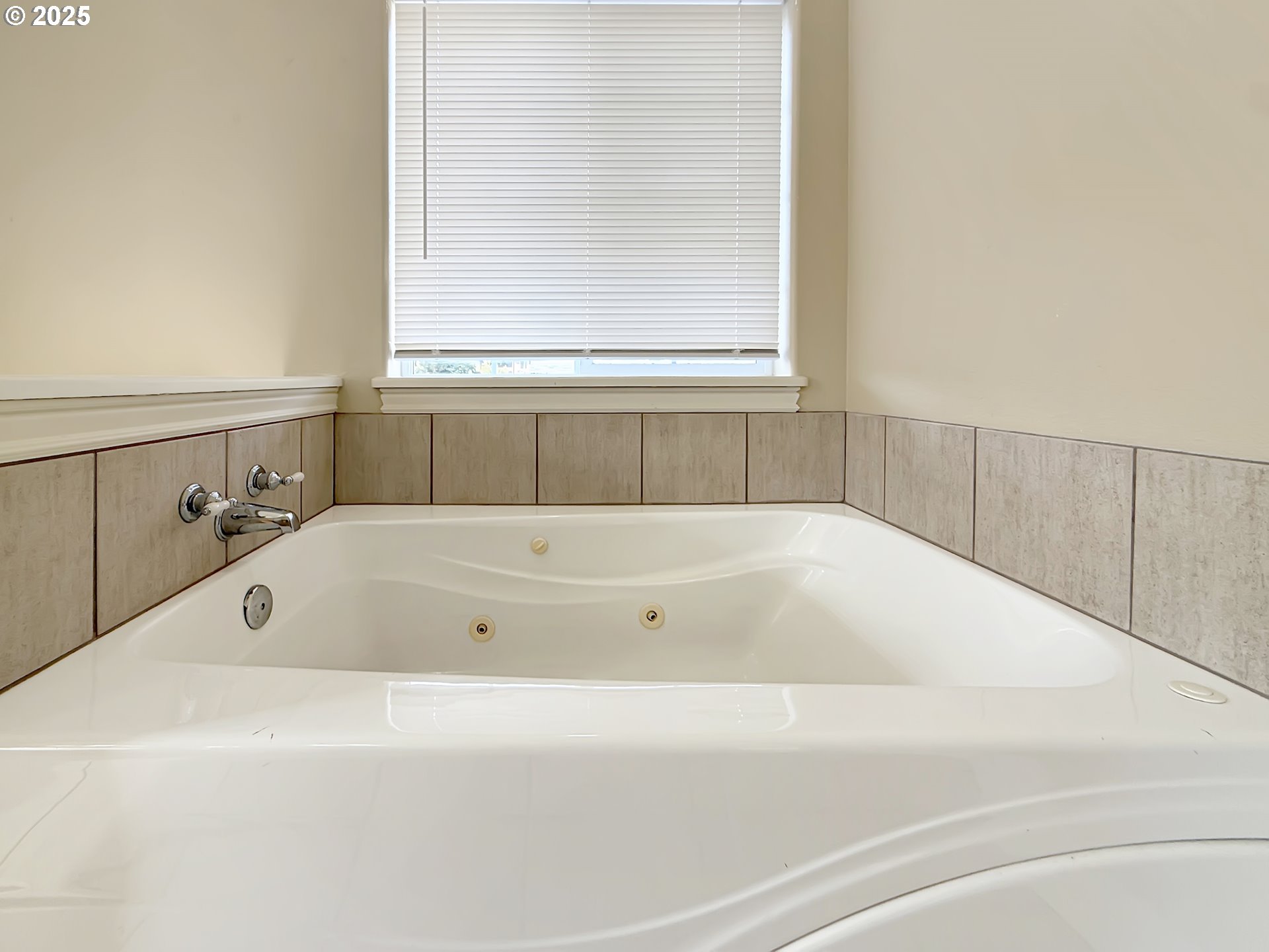 714 Pioneer Road, Unit 1B Brookings, OR 97415 - Photo 23 of 42 a bathroom with a bathtub