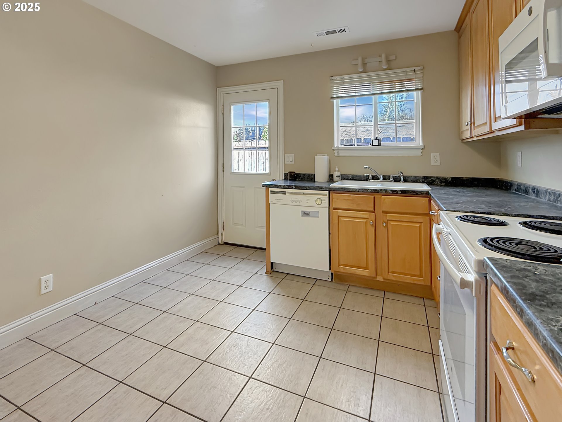 714 Pioneer Road, Unit 1B Brookings, OR 97415 - Photo 9 of 42 a kitchen with a stove a sink and a window