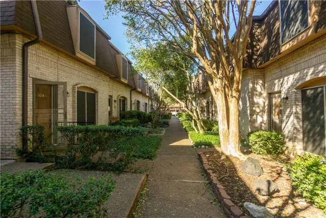 a view of a pathway with a house