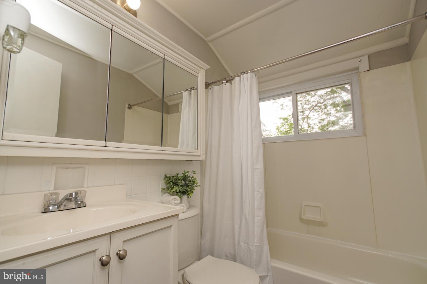 52 Island Road Levittown, PA 19057 - Photo 4 of 18 Gallery Image 4