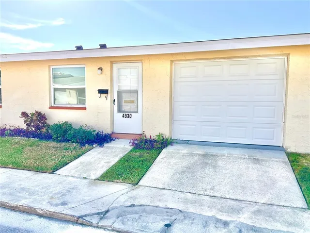 a view of backyard with garden