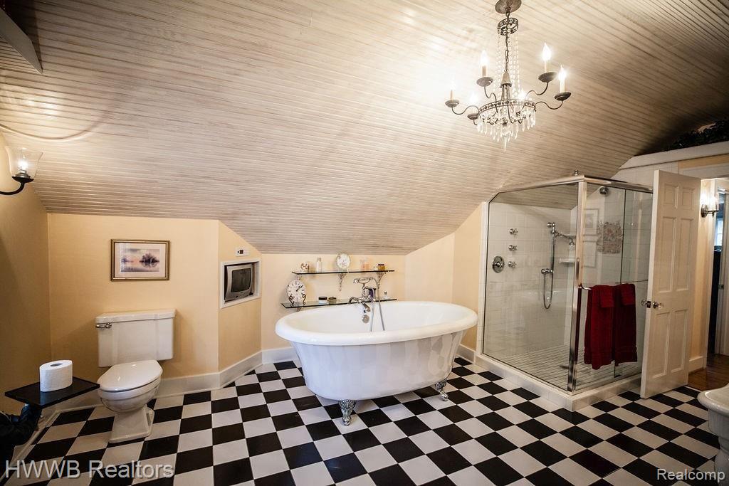 5650 Middlebelt Road West Bloomfield, MI 48322 - Photo 28 of 40 29-Glass shower & Claw ft. tub