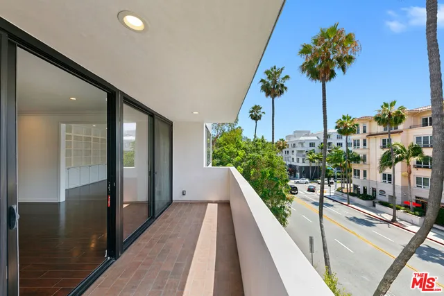 a house view with a outdoor space