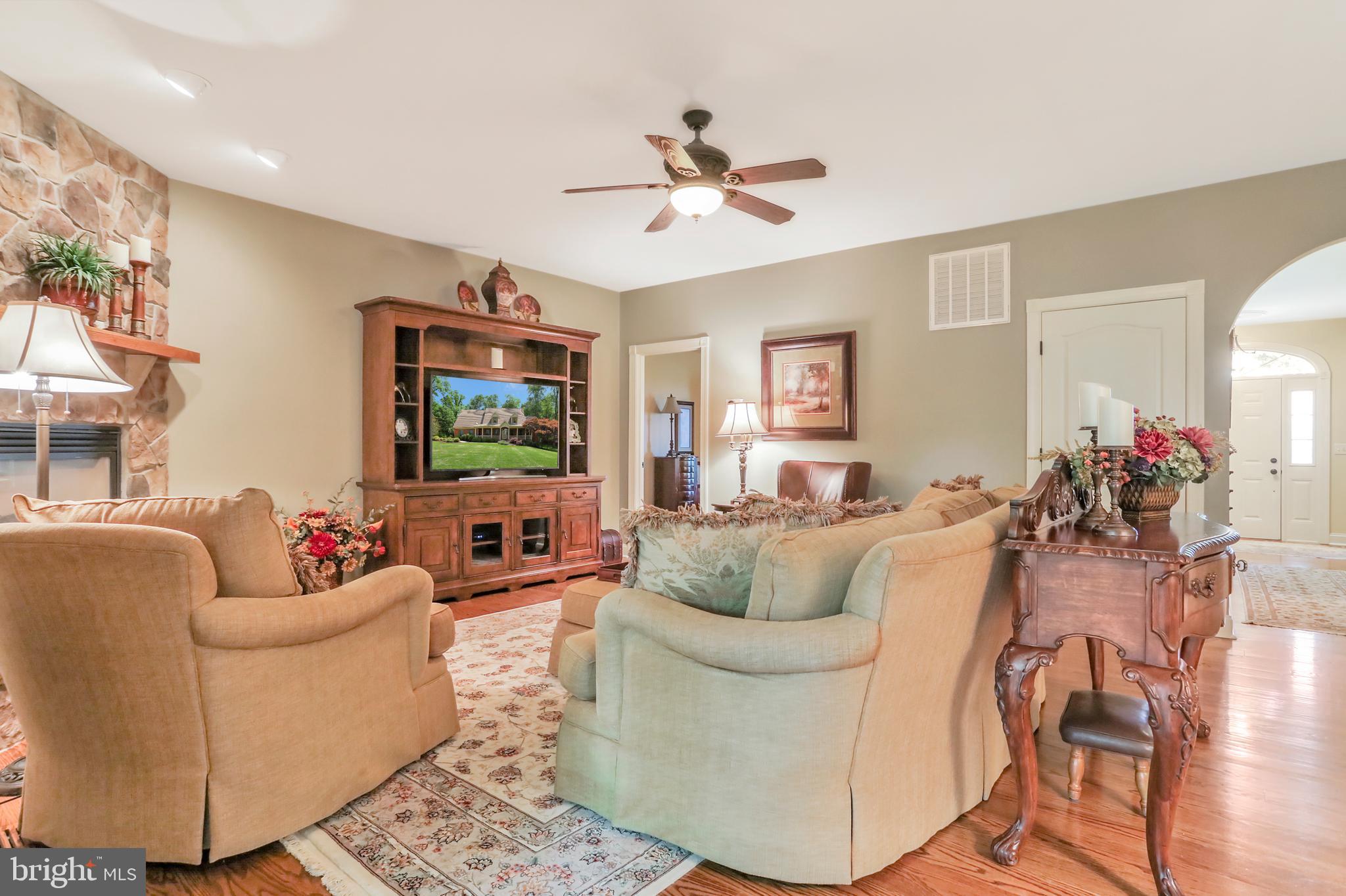 92 Earle Road Charles Town, WV 25414 - Photo 36 of 82 Living Room with ceiling fan