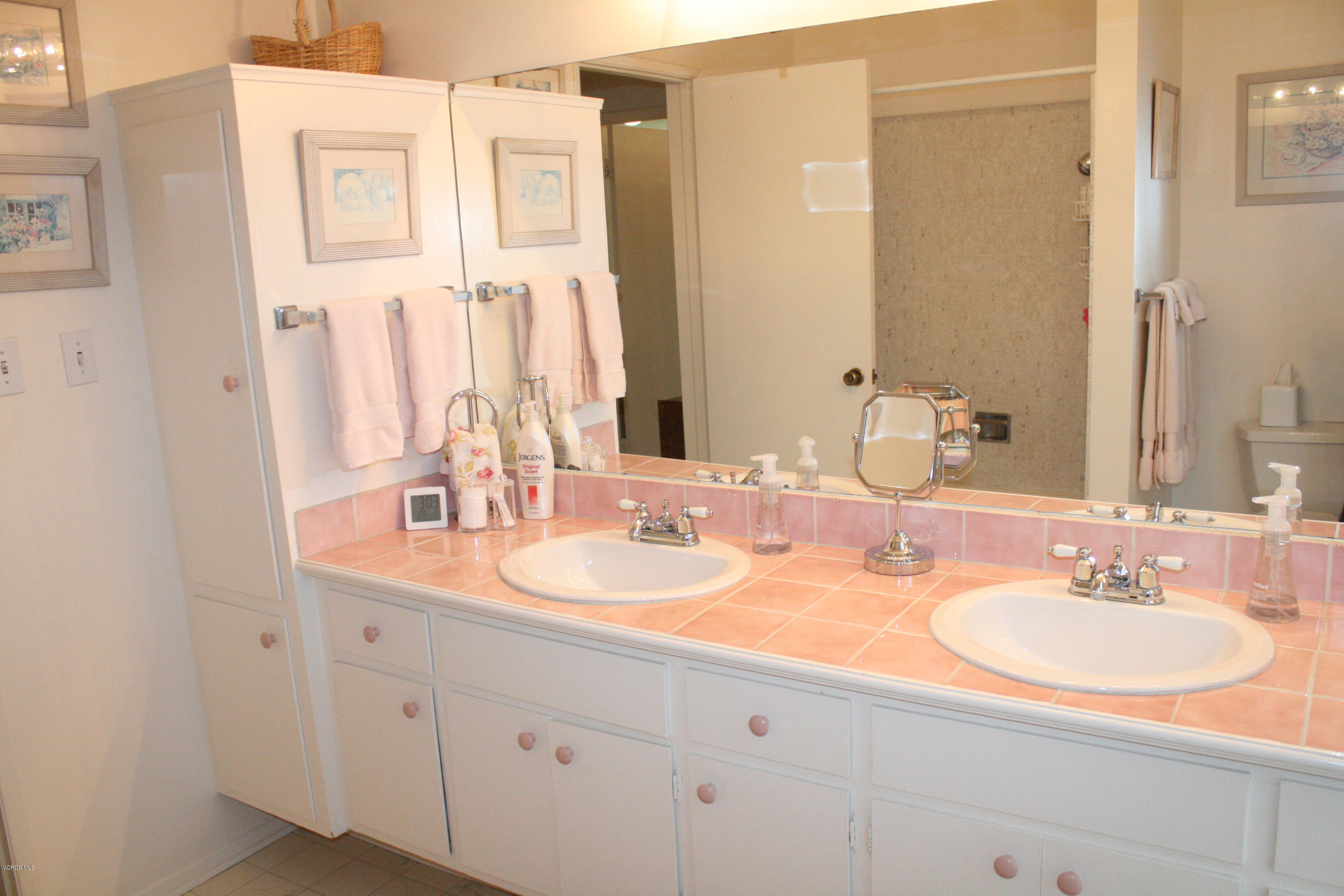 9915 Bothwell Road Northridge, CA 91324 - Photo 31 of 43 Bath hall (4)