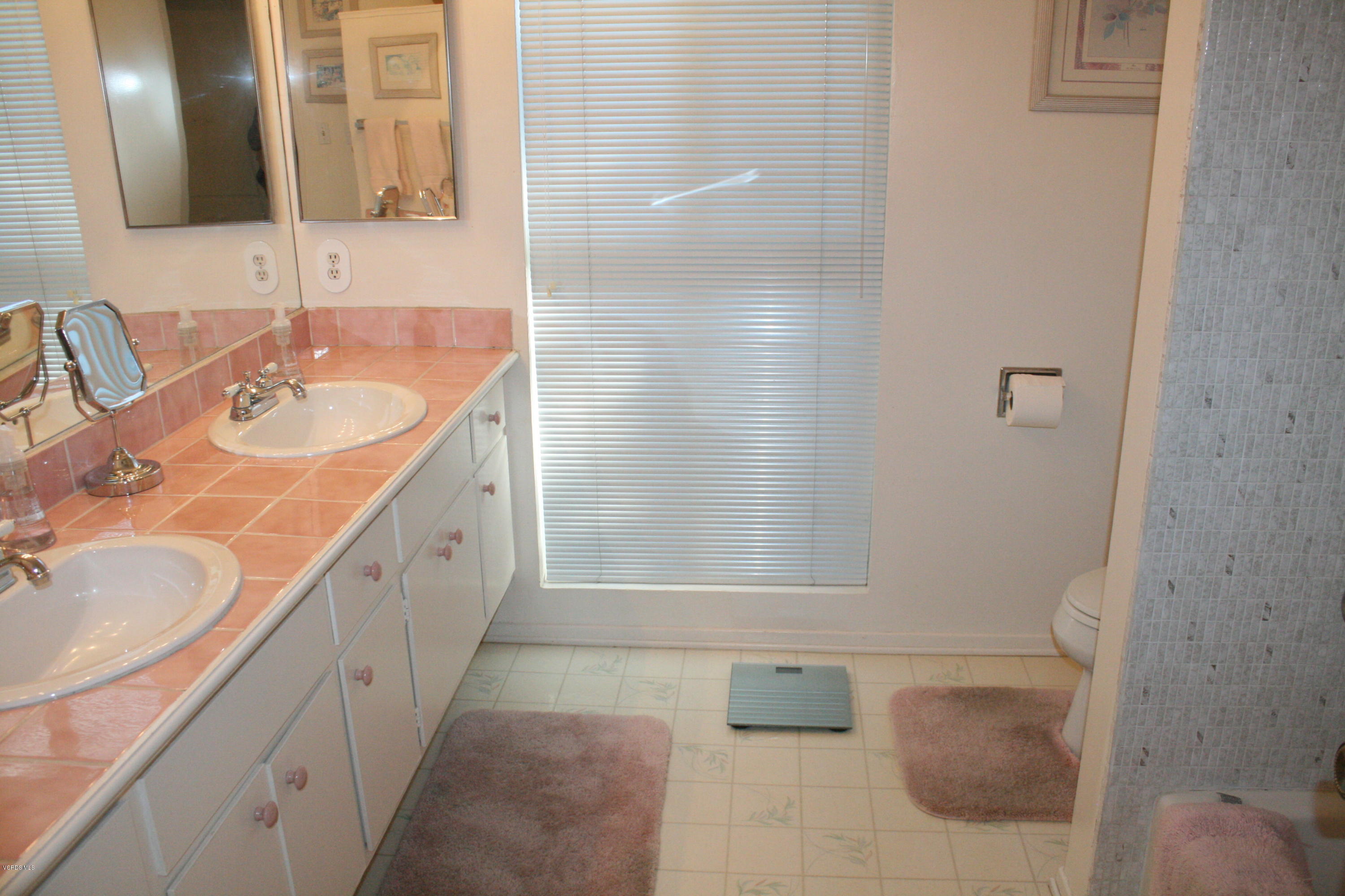 9915 Bothwell Road Northridge, CA 91324 - Photo 32 of 43 Bath hall (7)