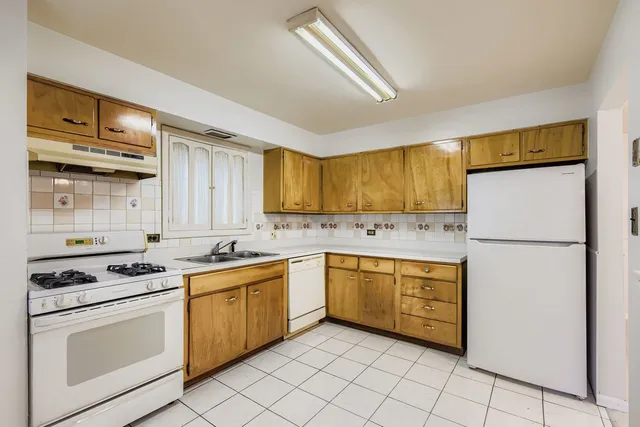 $339,900 | 9413 Meadow Lane, Des Plaines, IL 60016