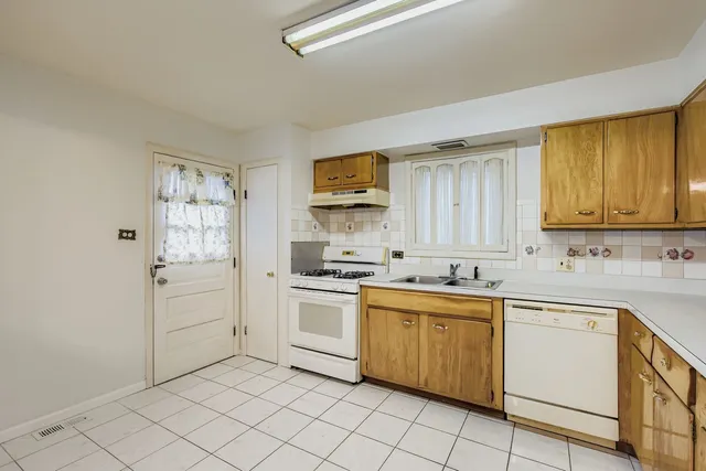 $339,900 | 9413 Meadow Lane, Des Plaines, IL 60016