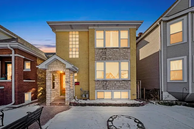 a view of a livingroom with furniture