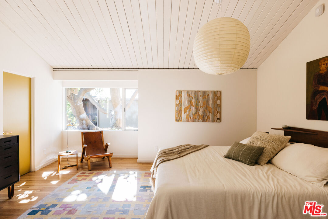 390 North San Rafael Avenue Pasadena, CA 91105 - Photo 16 of 39 a bedroom with a bed and a chair