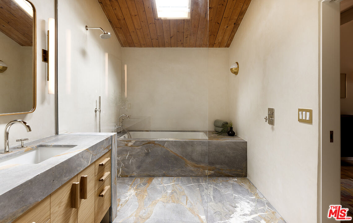 390 North San Rafael Avenue Pasadena, CA 91105 - Photo 18 of 39 a bathroom with a bathtub and a sink