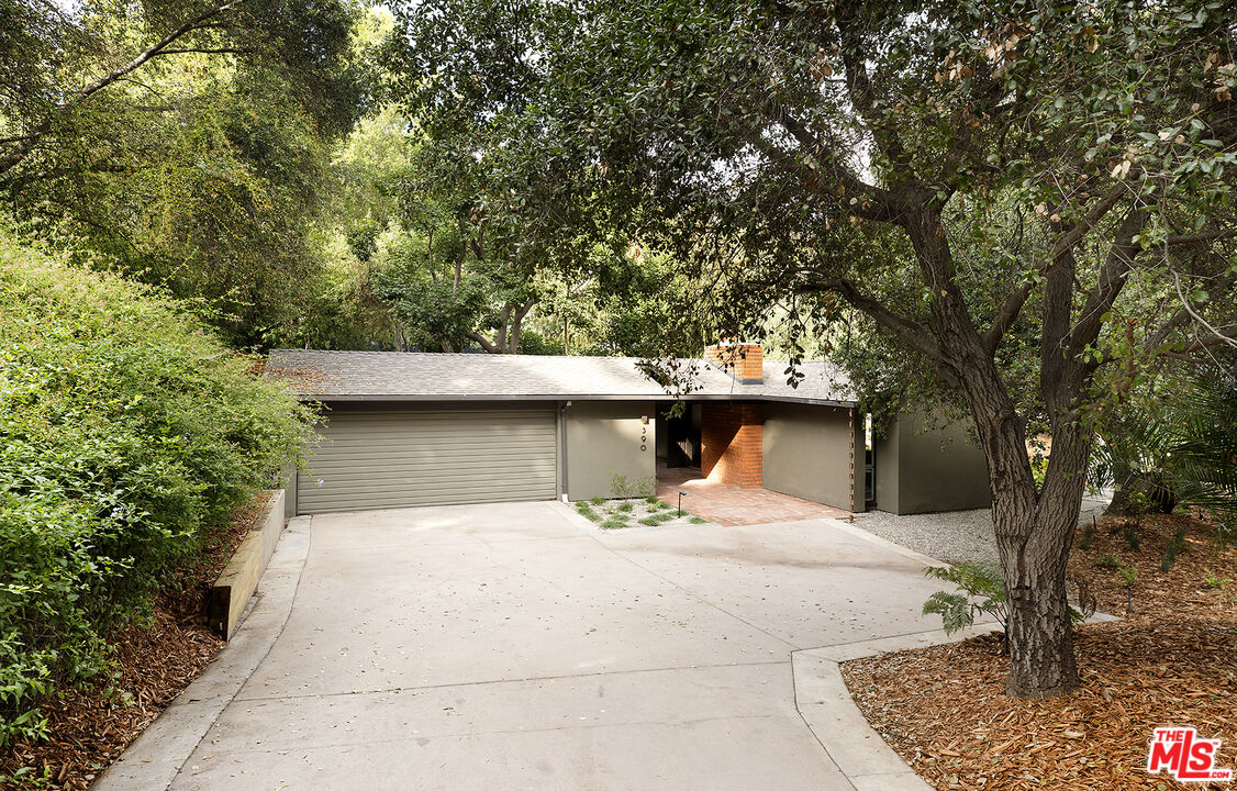 390 North San Rafael Avenue Pasadena, CA 91105 - Photo 38 of 39 a large white building with trees in front of it