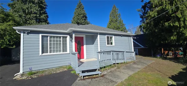 a view of a house with a yard