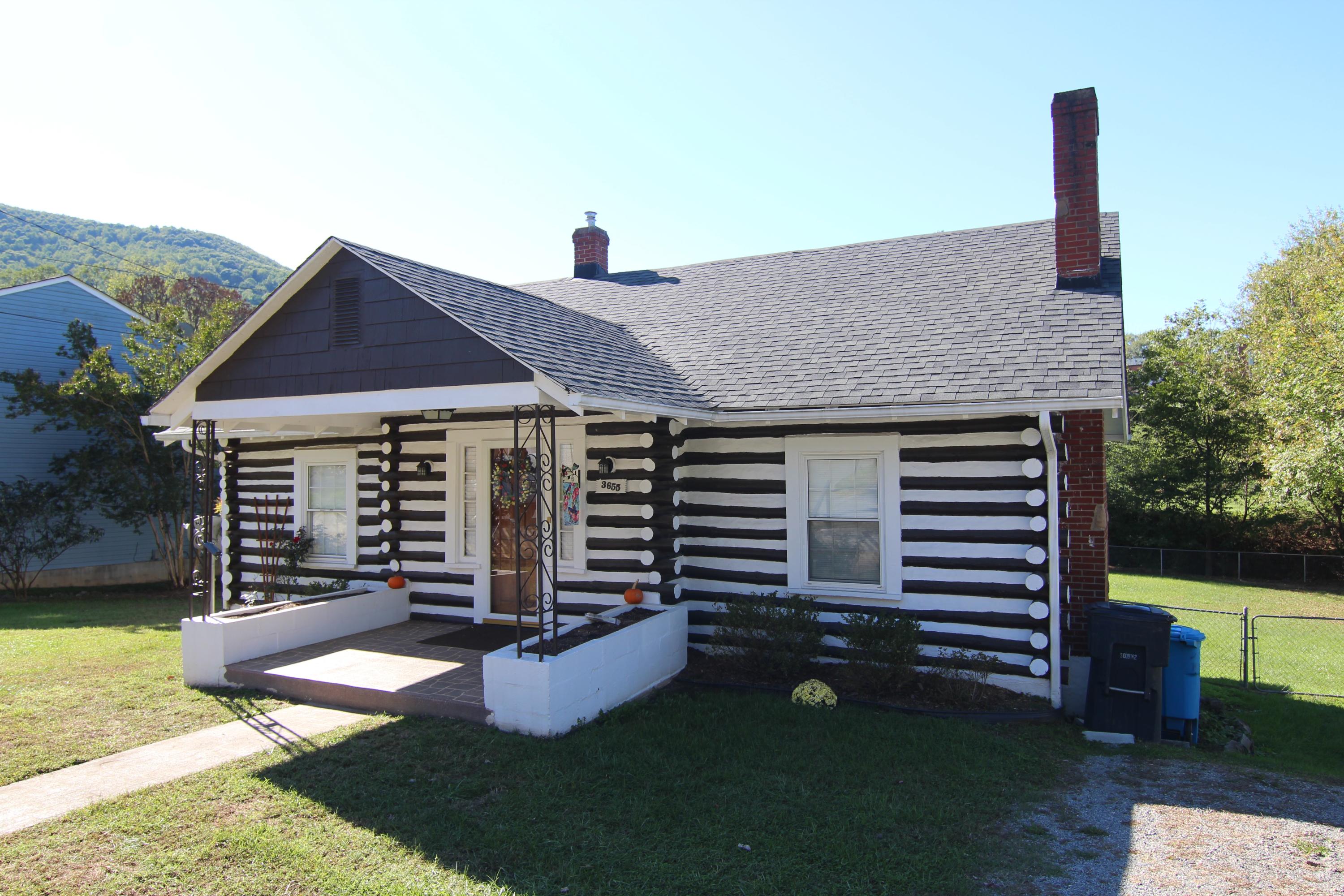 3655 Ventnor Road Southeast Roanoke, VA 24014 - Photo 2 of 27 a front view of a house with garden