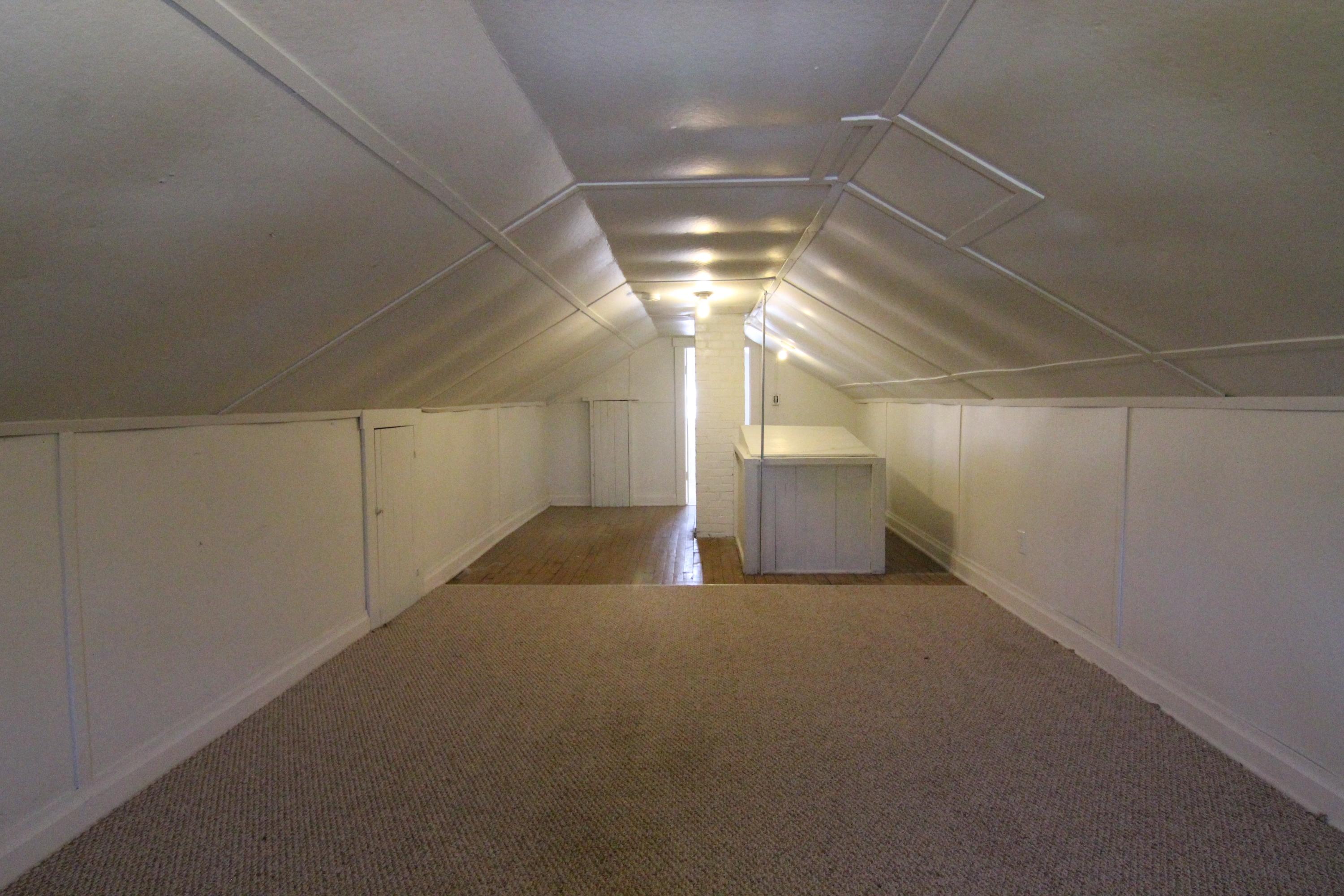 3655 Ventnor Road Southeast Roanoke, VA 24014 - Photo 20 of 27 a view of a room with lots of yellow lighting