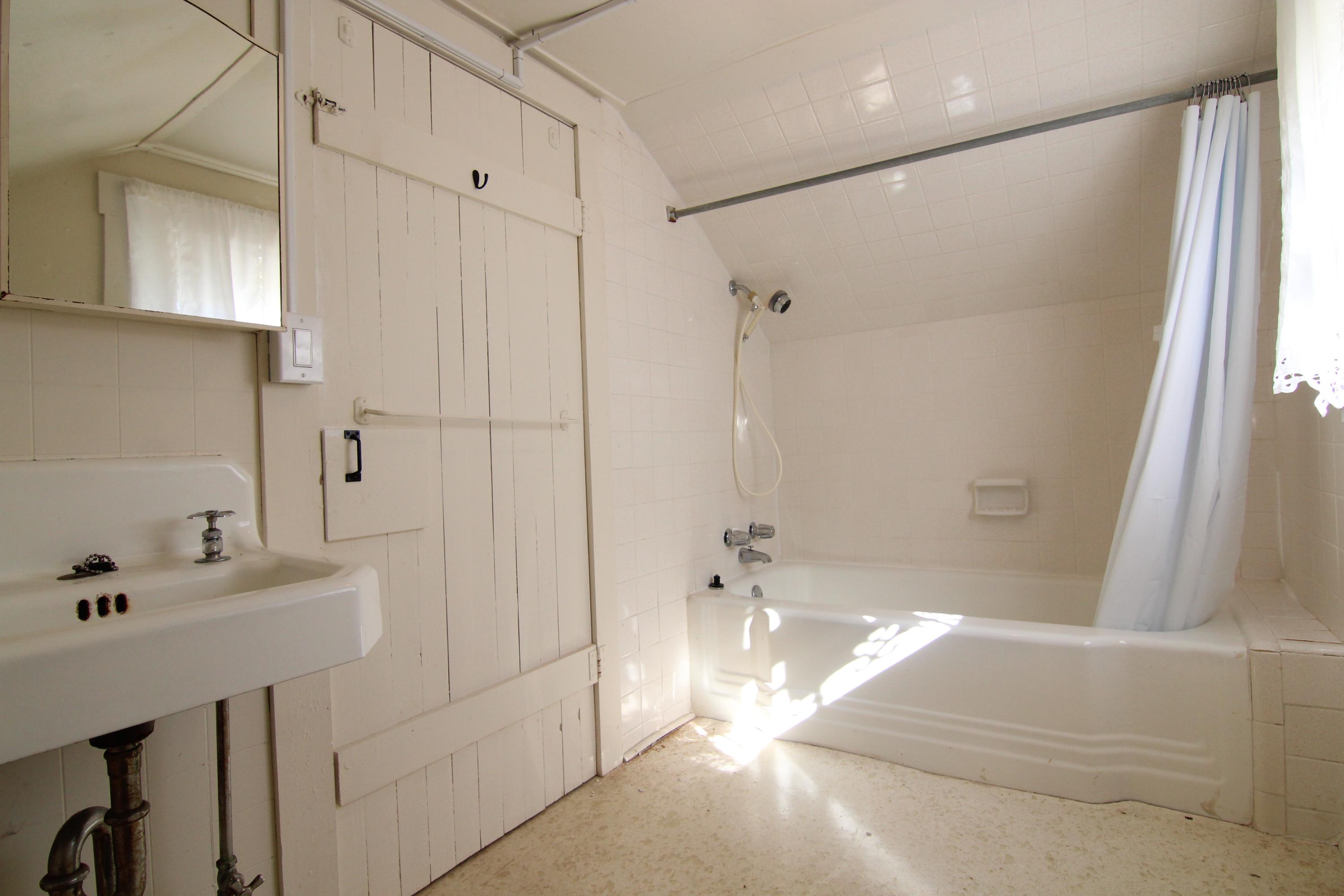 3655 Ventnor Road Southeast Roanoke, VA 24014 - Photo 21 of 27 a bathroom with a bathtub and shower