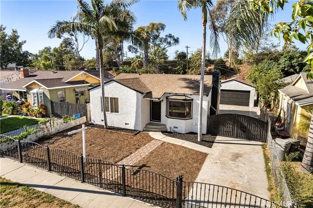 a view of a house with backyard