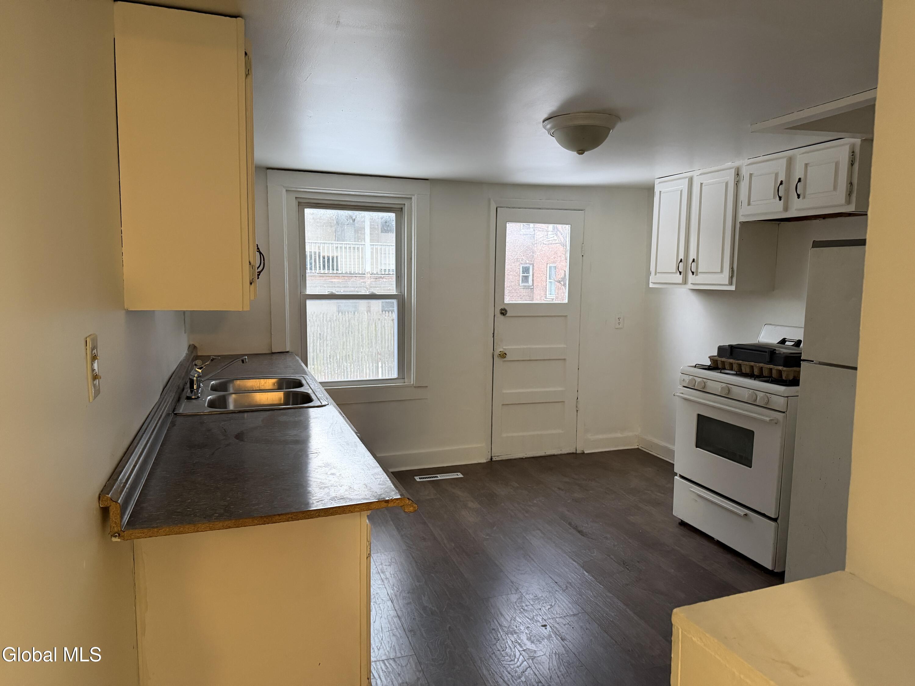 252 Yates Street Albany, NY 12208 - Photo 2 of 11 IMG_9783