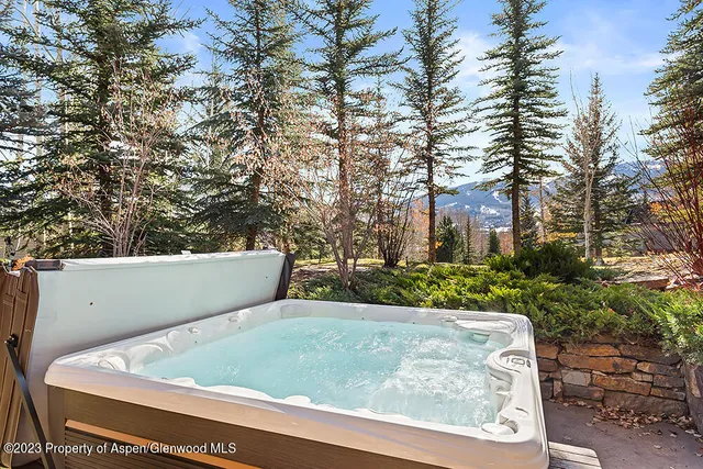 a view of bathtub in middle