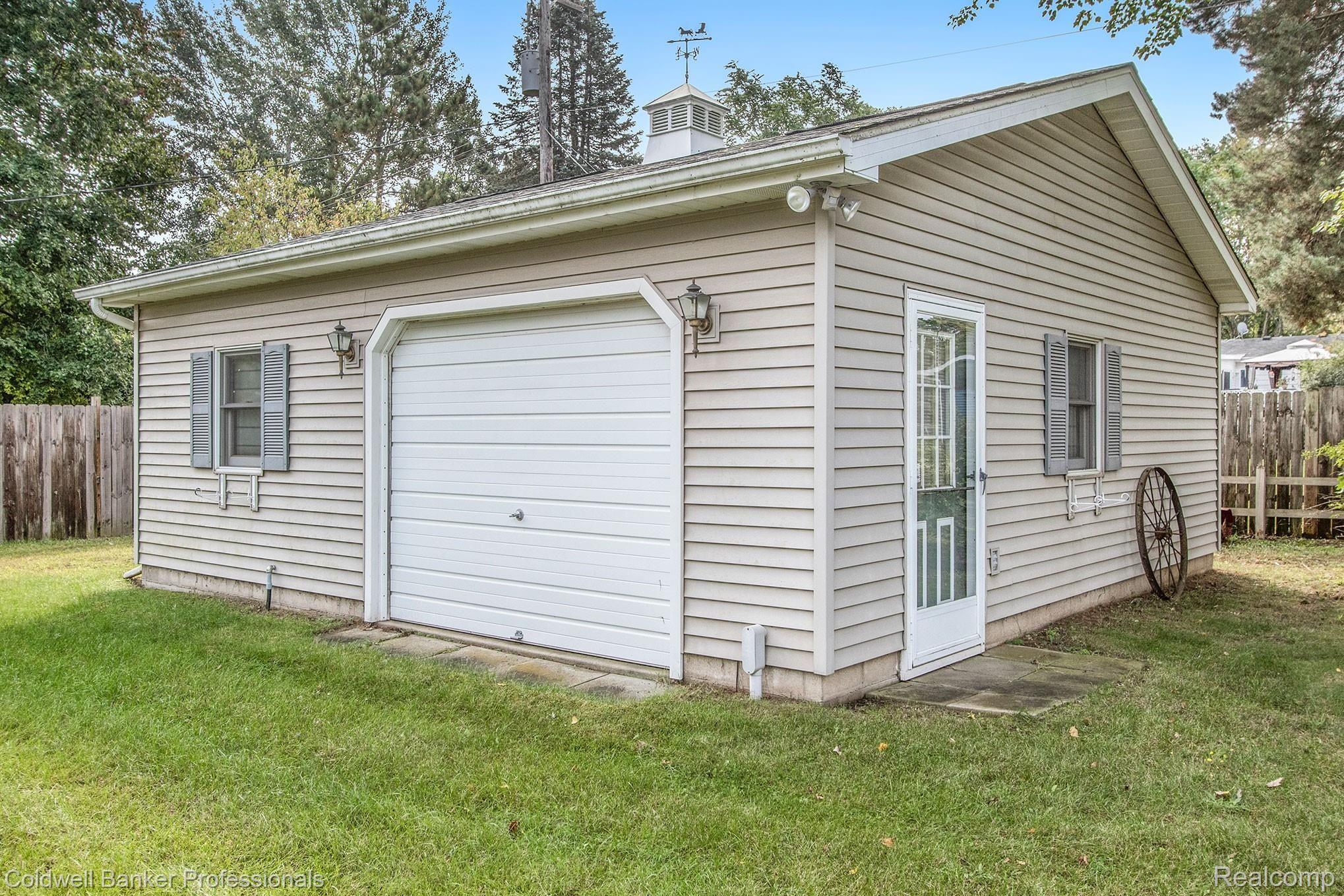 2537 Carpenter Road Lapeer, MI 48446 - Photo 6 of 26 Detached Garage