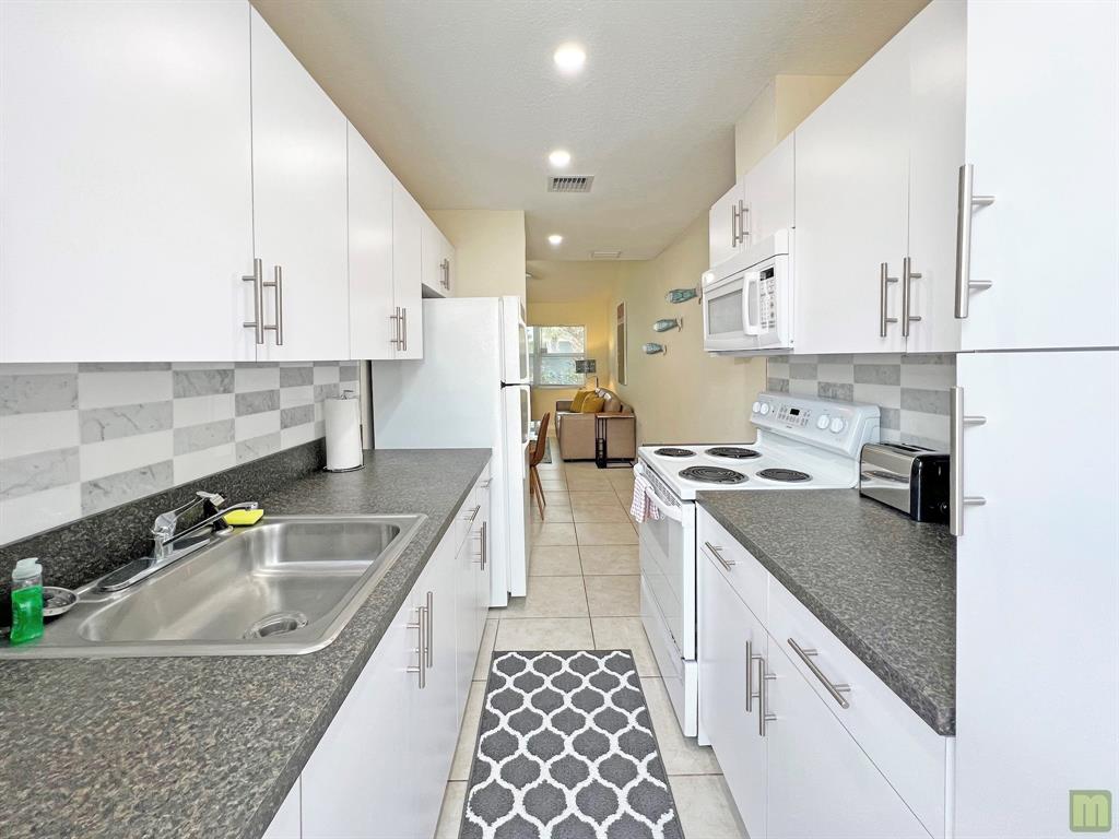 2695 Southeast 1st Court, Unit 3 Pompano Beach, FL 33062 - Photo 10 of 46