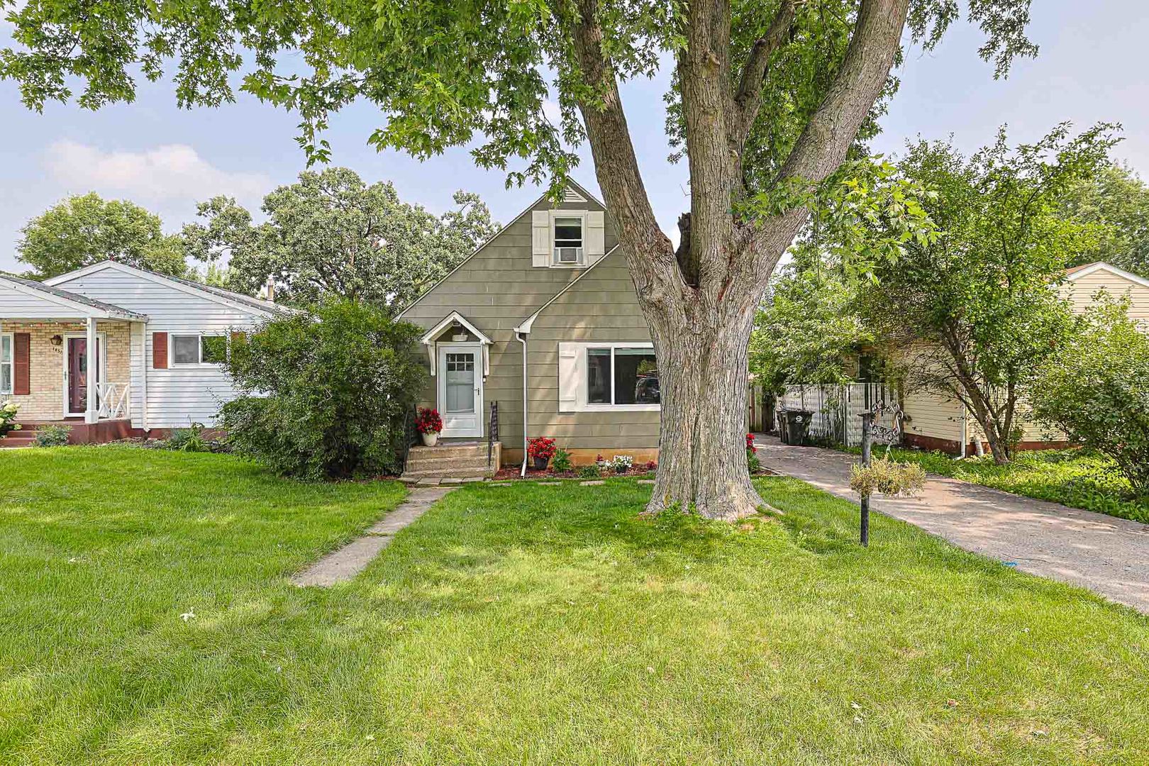 1429 Ridgeway Street Round Lake Beach, IL 60073 - Photo 4 of 34 Gallery Image 4