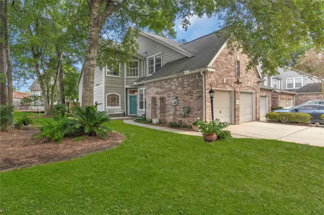 a view of a yard in front of house