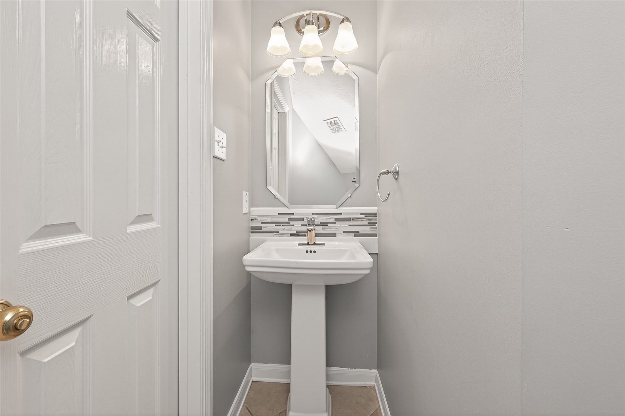 2330 Everest Way Houston, TX 77339 - Photo 23 of 49 Half bathroom / powder room