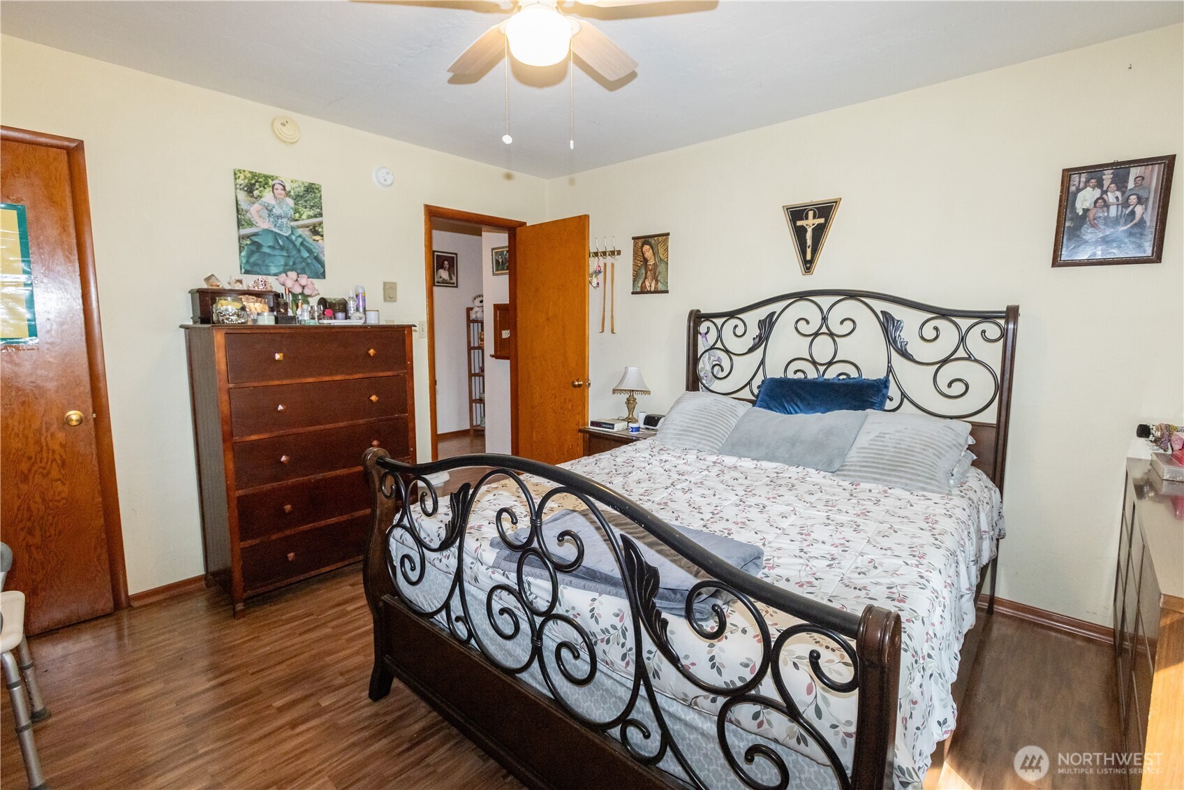 1107 South 4th Street Dayton, WA 99328 - Photo 14 of 31 a bedroom with a bed and a table