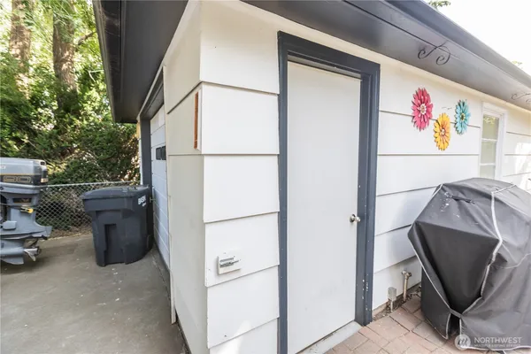 a view of entryway with workspace