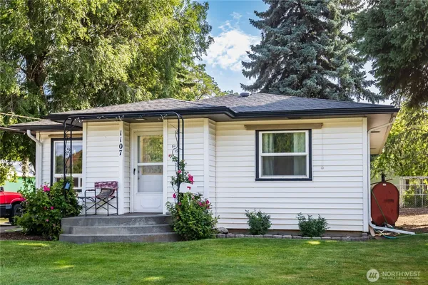 a view of a house with a yard and plants
