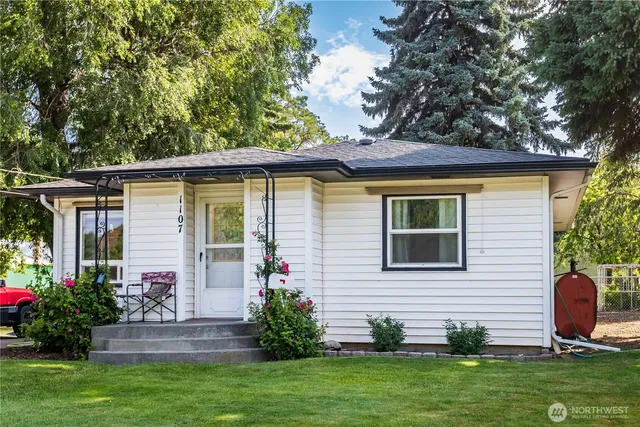 a view of a house with a yard and plants