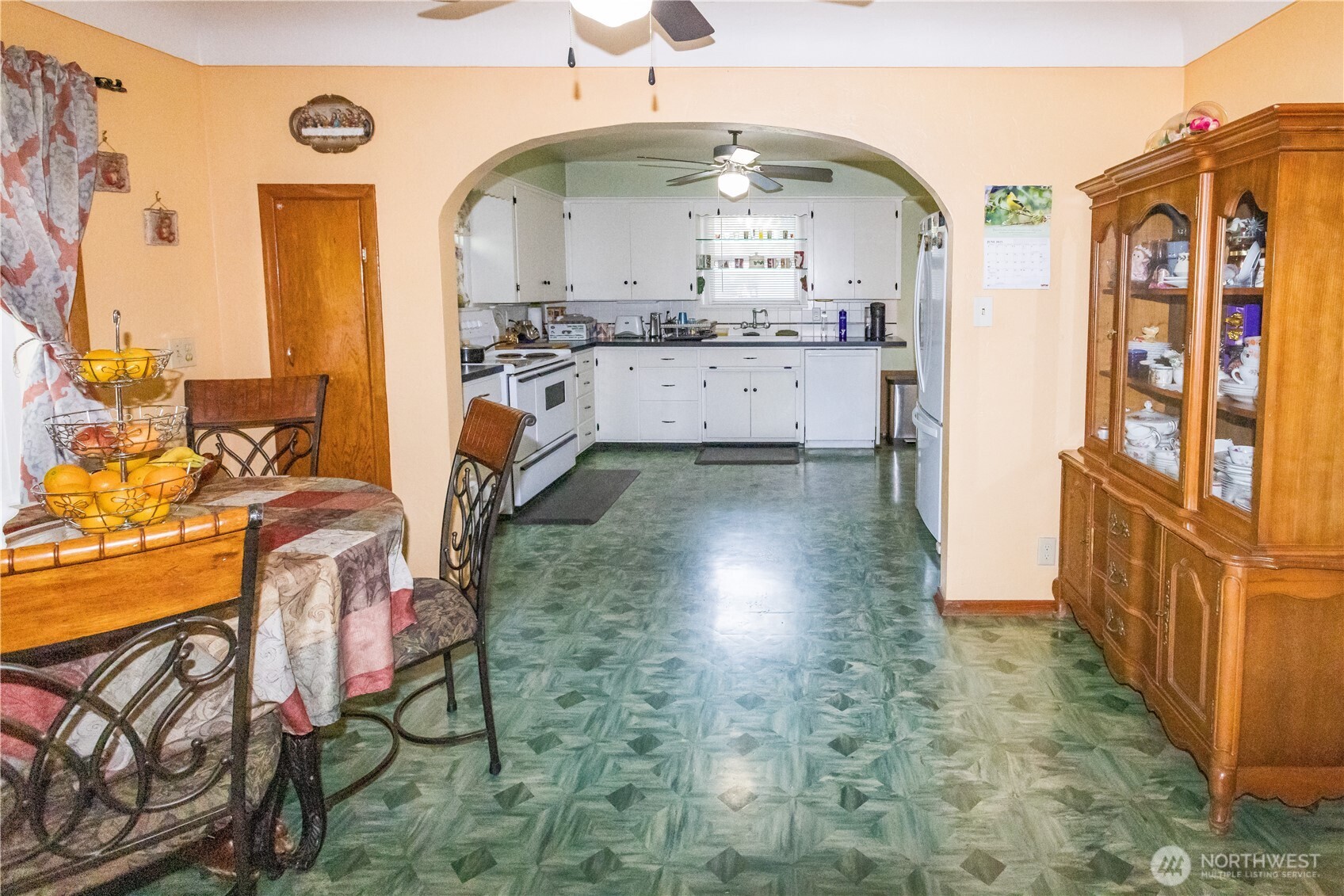 1107 South 4th Street Dayton, WA 99328 - Photo 7 of 31 a bathroom with a sink a mirror and a bathtub