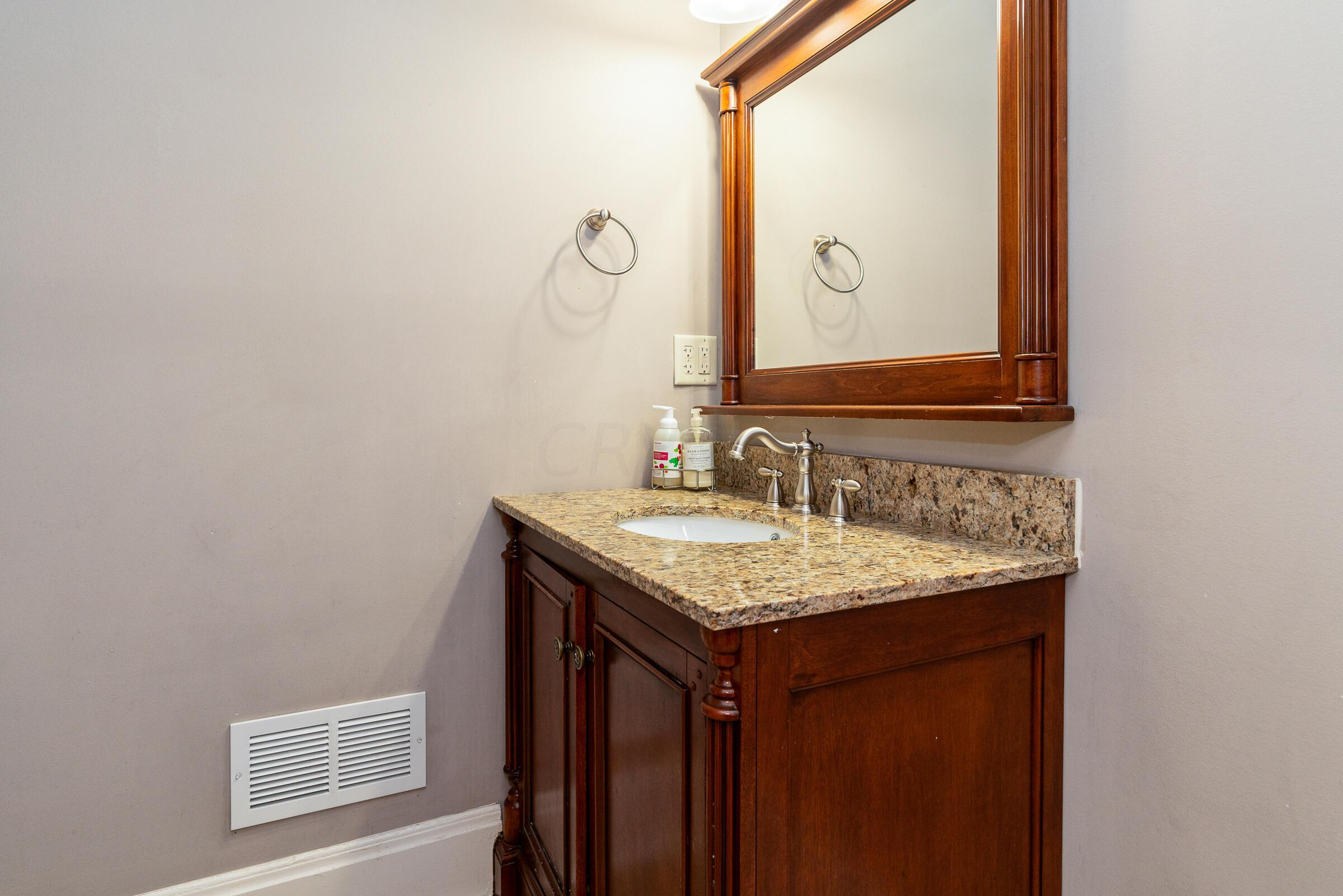 856 Neil Avenue Columbus, OH 43215 - Photo 26 of 42 Full bathroom