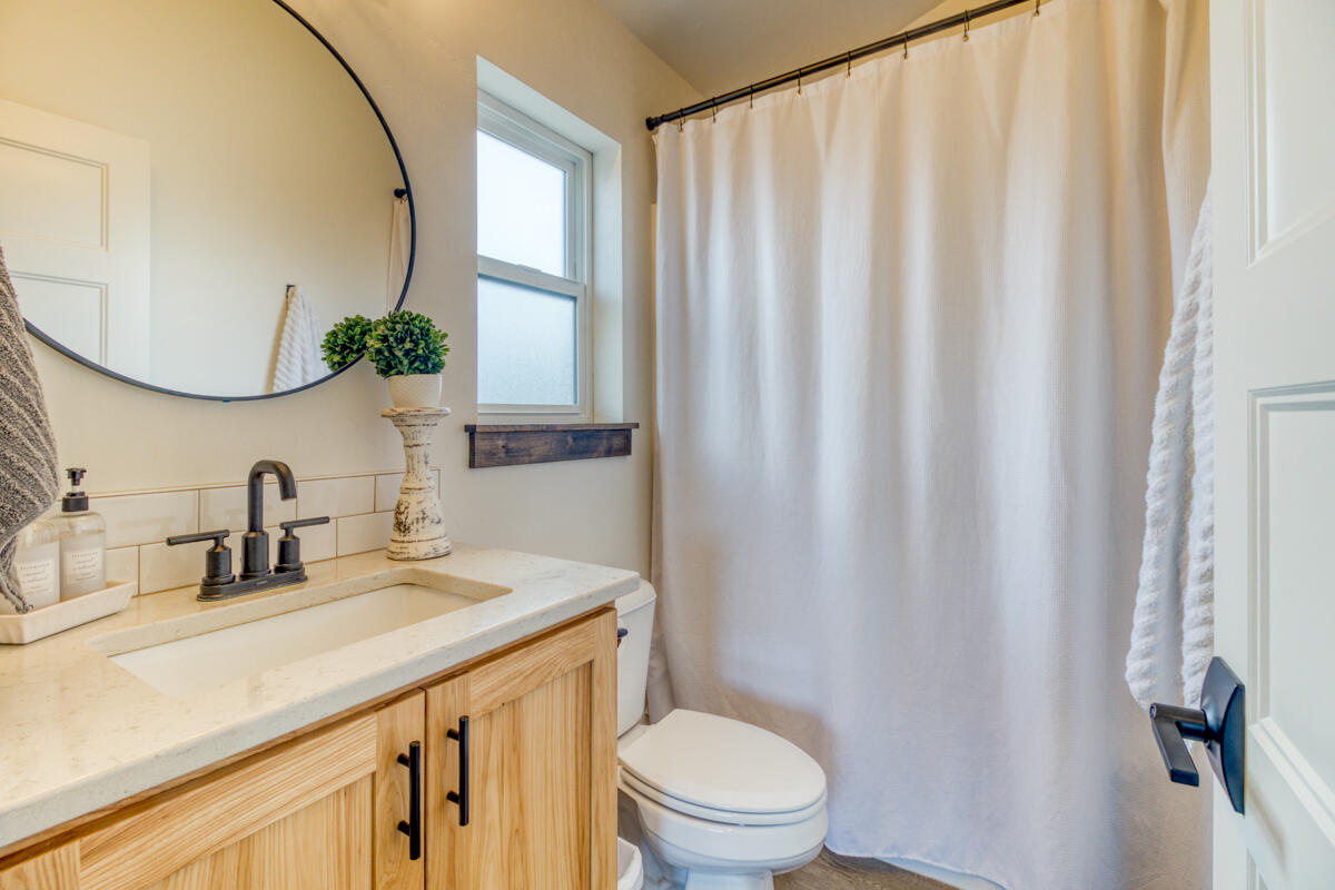 21027 Southwest Gift Road Bend, OR 97703 - Photo 29 of 52 Upstairs full bathroom.