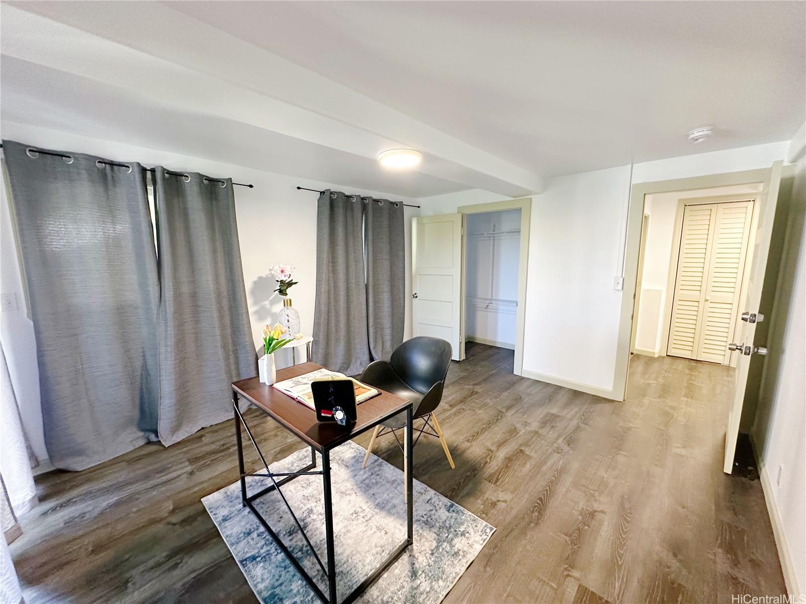 2578 Pacific Heights Road Honolulu, HI 96813 - Photo 18 of 25 a living room with furniture and a window