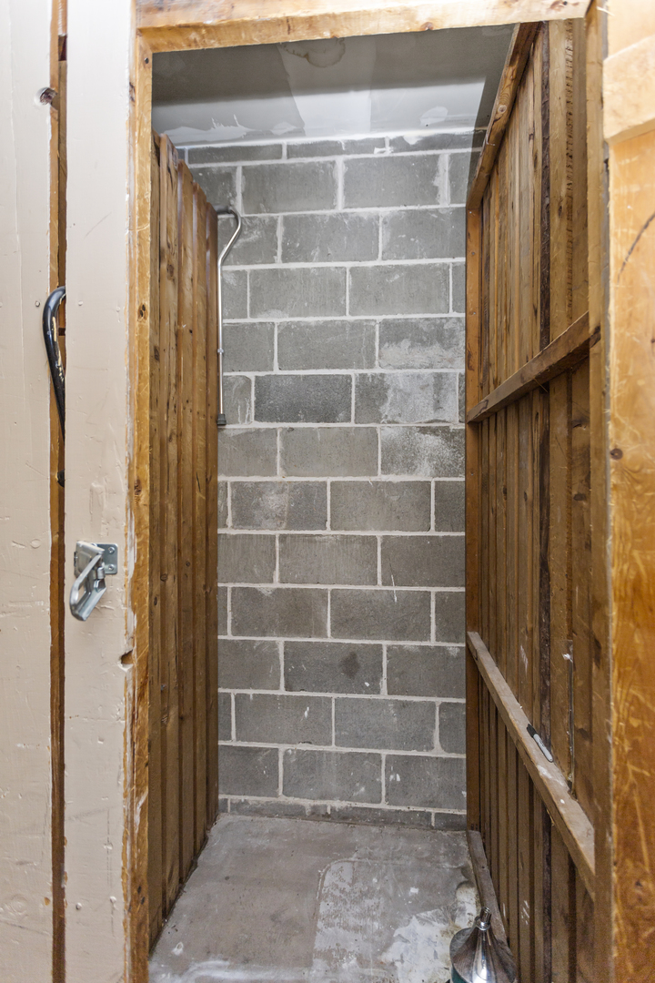 6060 North Ridge Avenue, Unit 2H Chicago, IL 60660 - Photo 15 of 23 a view of a door