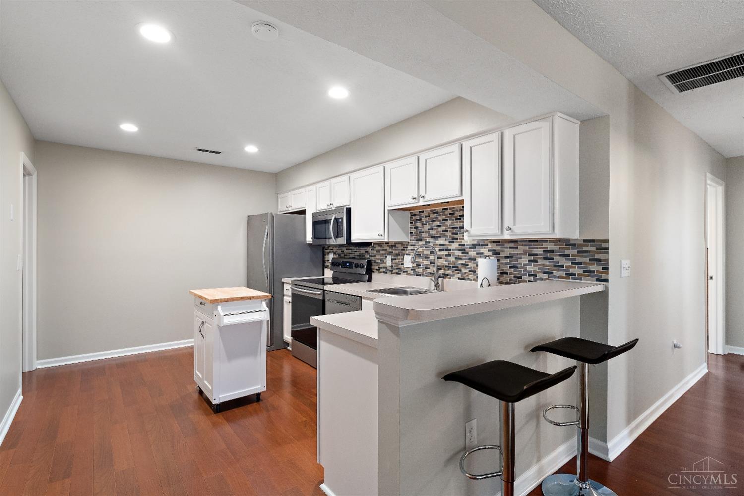 3357 Ravine Place Mason, OH 45039 - Photo 10 of 20 and counter bar!