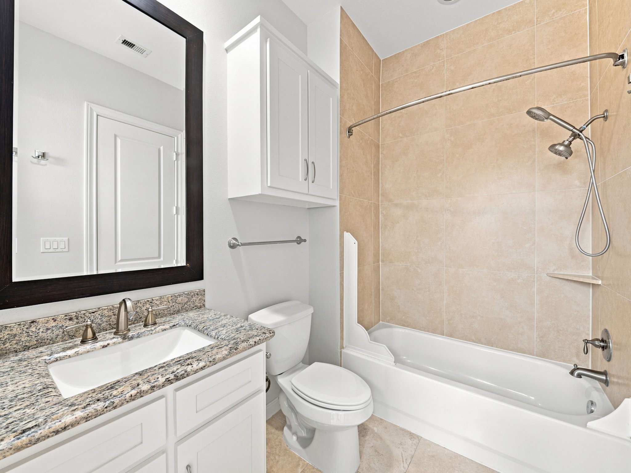 911 Queen Annes Road Houston, TX 77024 - Photo 7 of 37 Ensuite Bedroom for the Ground Floor Bedroom