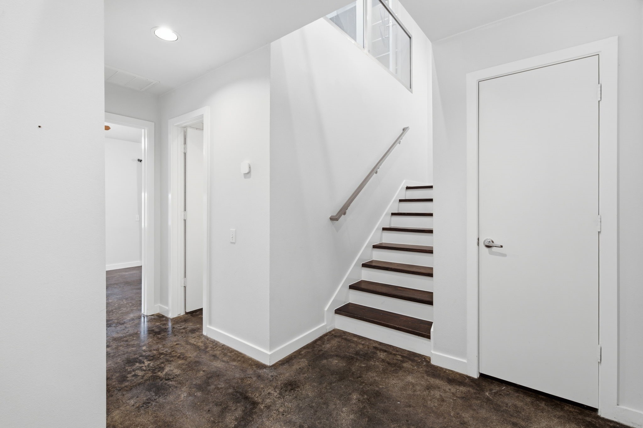 2934 Commerce Street Houston, TX 77003 - Photo 28 of 44 a view of a hallway with entryway