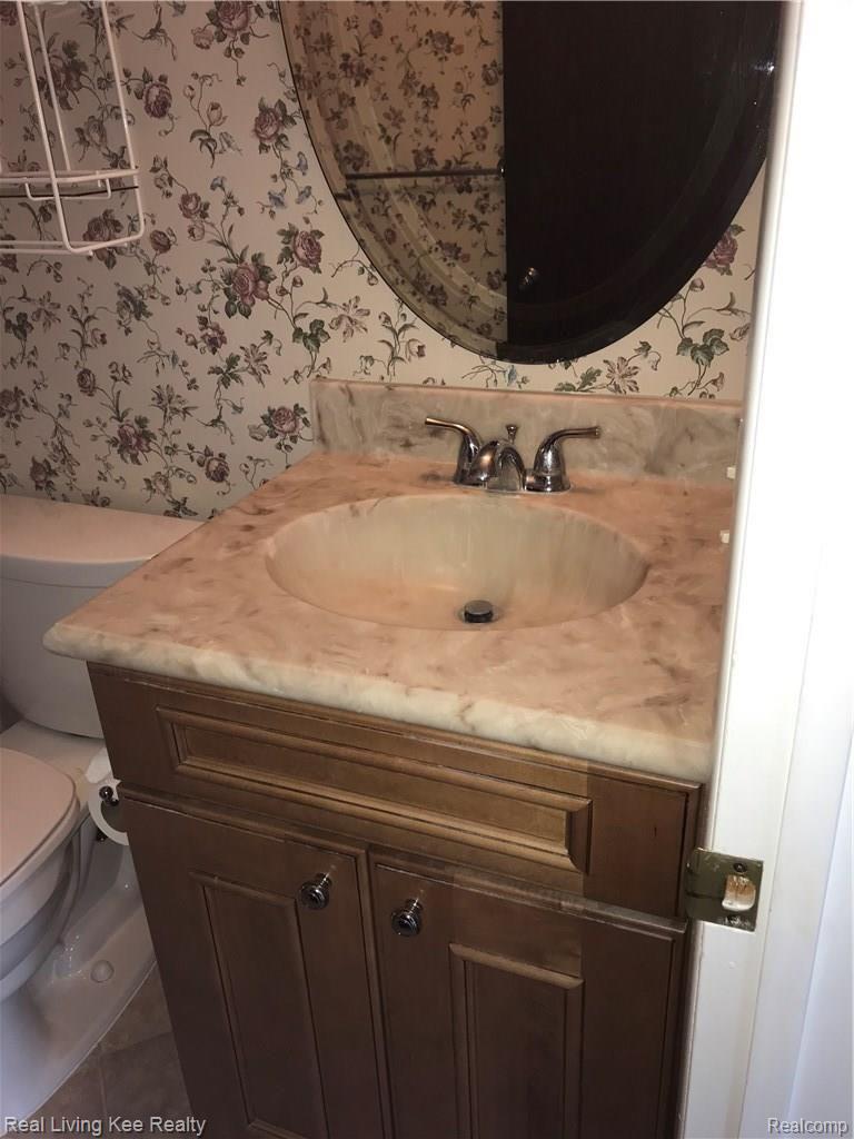 1406 Crescent Lane, Unit 343 Rochester, MI 48306 - Photo 12 of 15 Bathroom 2.jpg