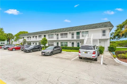 $157,700 | 2800 Indian River Boulevard, Unit 7F, Vero Beach, FL 32960